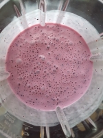 Noix de cajou et basilic dans le mixer