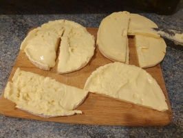 Noix de cajou et basilic dans le mixer