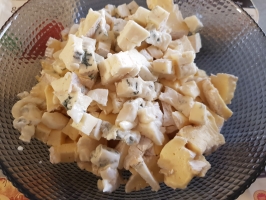 Noix de cajou et basilic dans le mixer