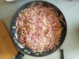 Noix de cajou et basilic dans le mixer